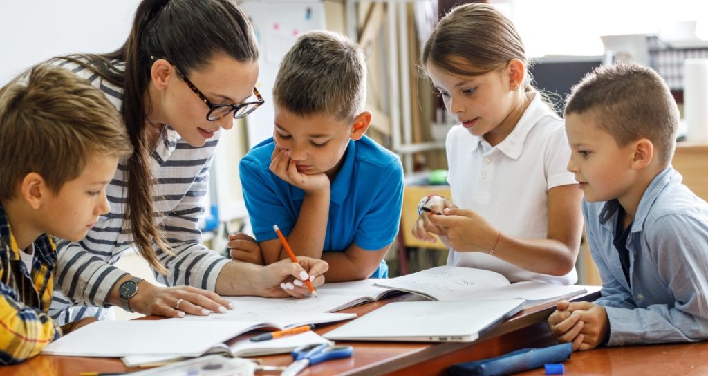 Grado en Educación Primaria profesora y alumnos