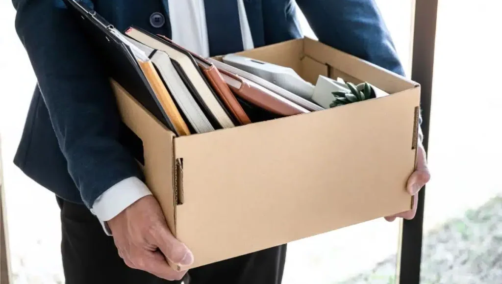 Despido improcedente en 2026 caja con cosas