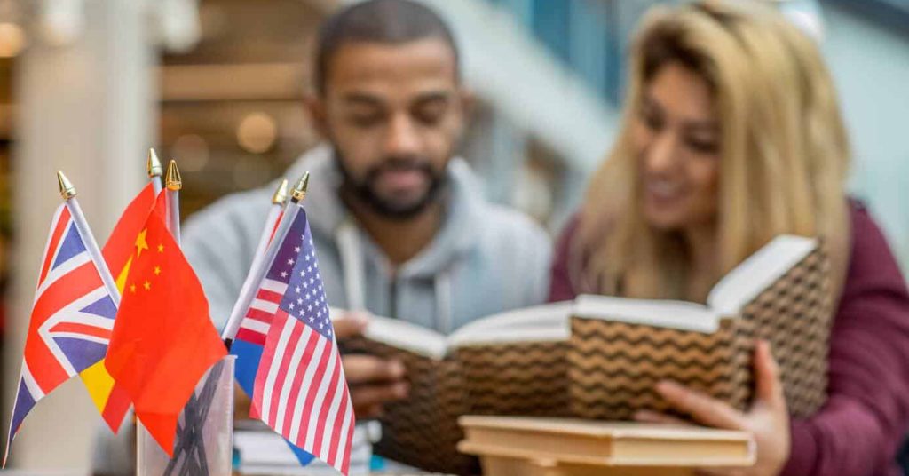 Salidas profesionales relacionadas con los idiomas jóvenes estudiando