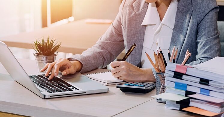 Academia Agente de Hacienda Formación Online mujer