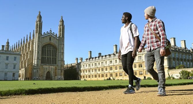 Exámenes Cambridge y Viajes al Extranjero dos estudiantes